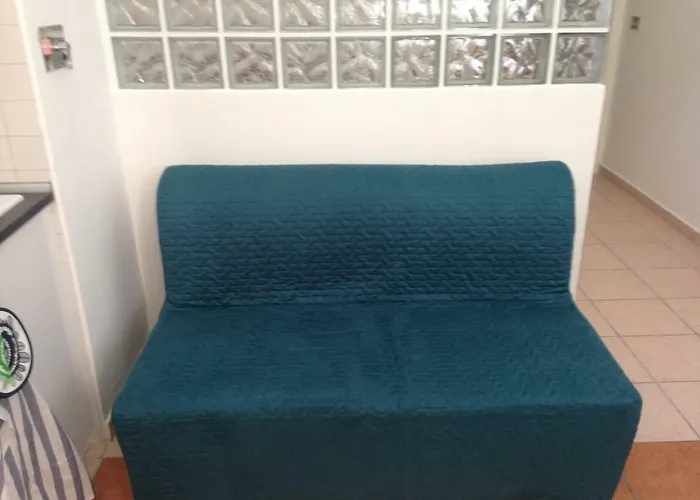 Airport Apartment *